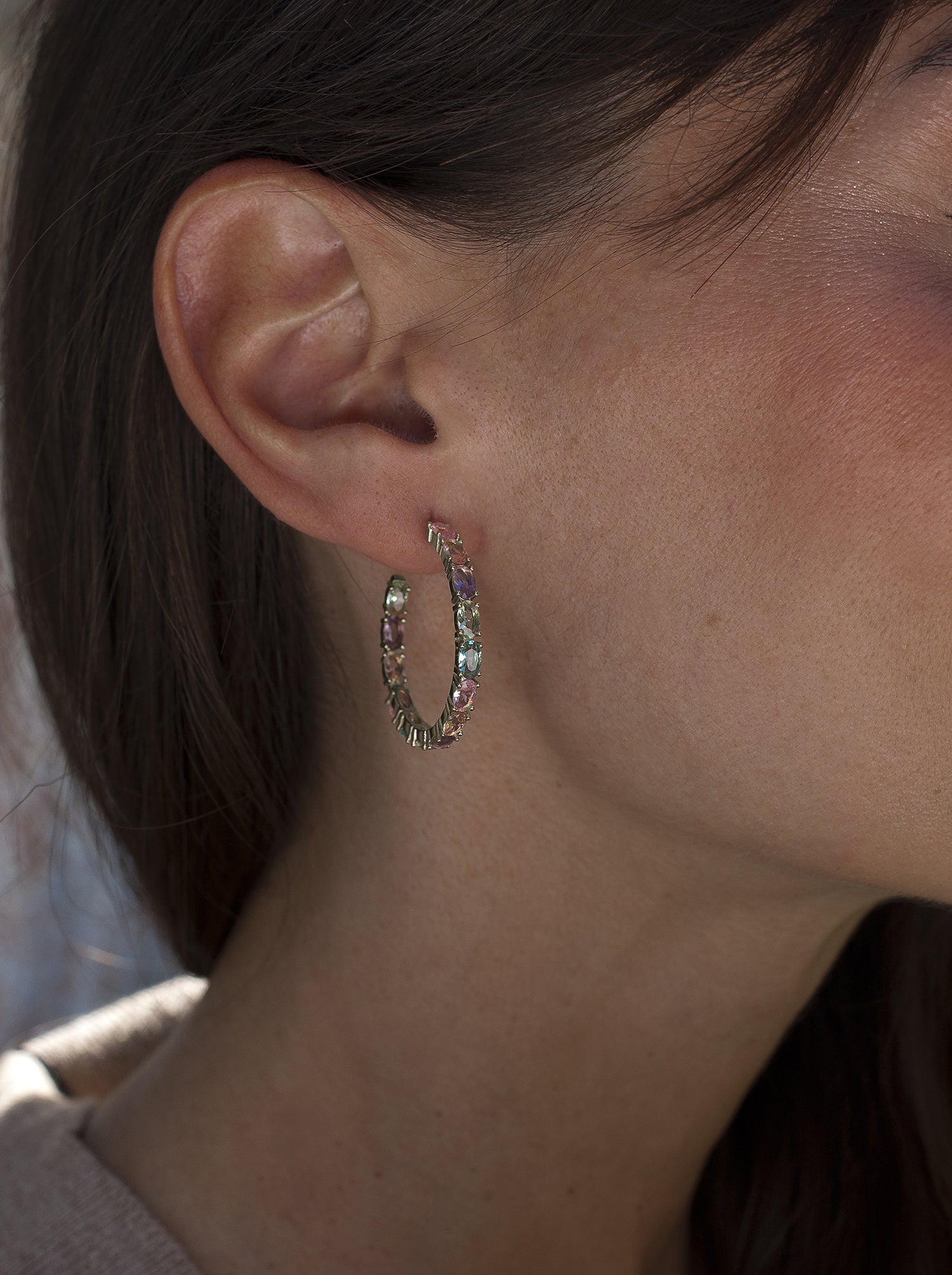 Silver hoop earrings with oval-cut stones in pink tones