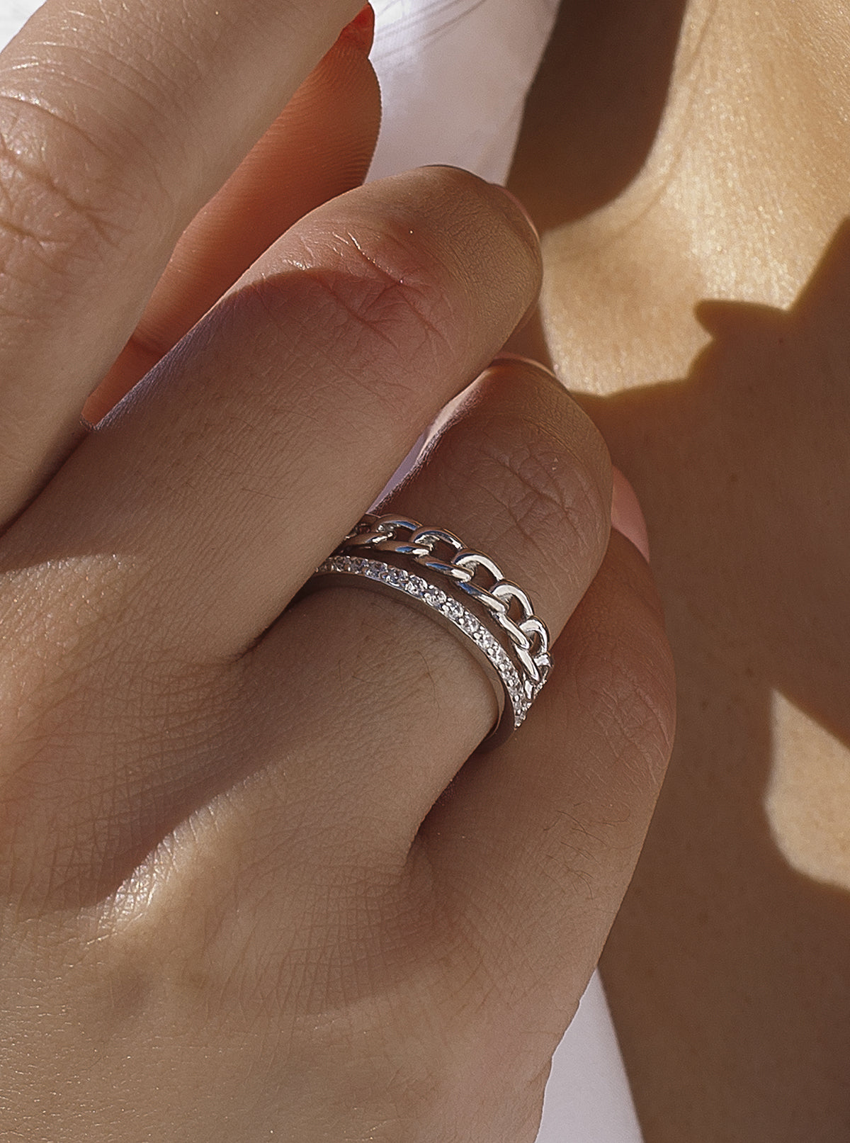 Anillo de plata doble rail en circonita y diseño eslabon