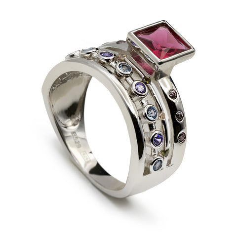 Anillos con piedras motivo central cuadrado tono fucsia