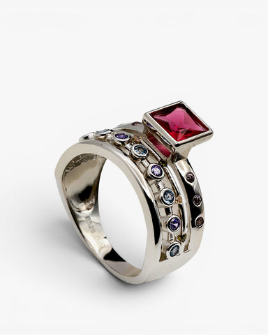 Anillos con piedras motivo central cuadrado tono fucsia