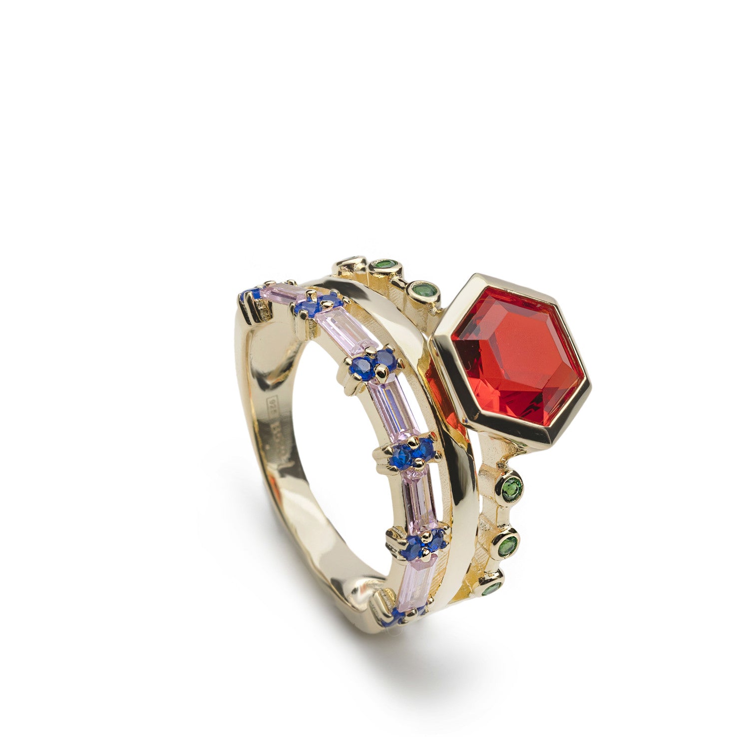 Anillo ancho de plata bañada en oro con piedras en tono rojo