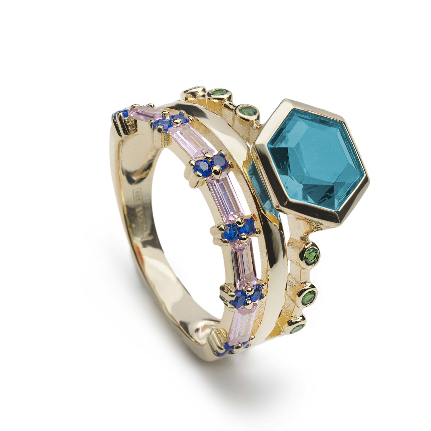 Anillo ancho de plata bañada en oro con piedras en tono azul