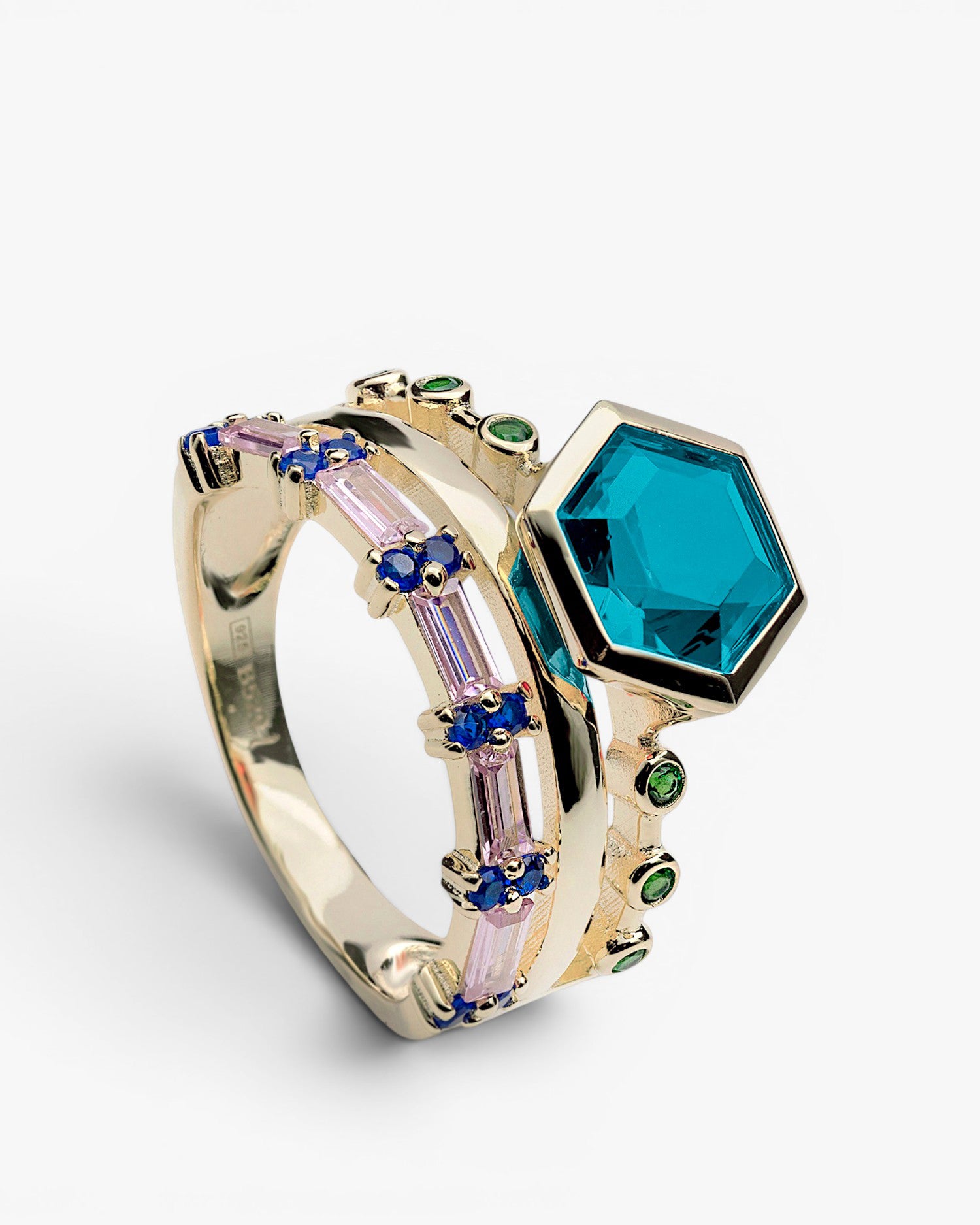 Anillo ancho de plata bañada en oro con piedras en tono azul