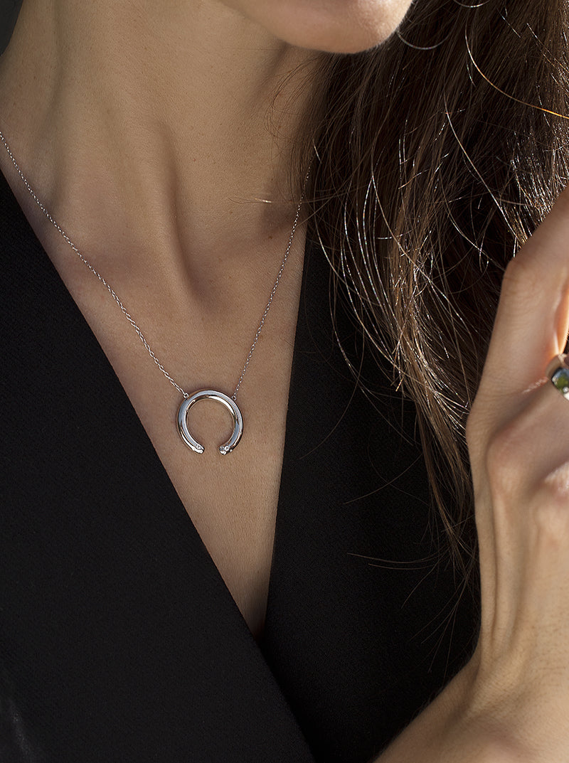 Colgante de plata diseño circular con obertura y circonitas