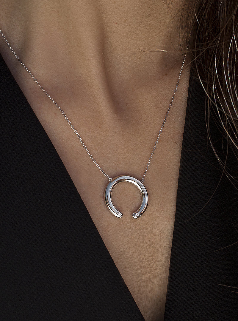 pendentif de argent design circulaire avec ouverture et zircons