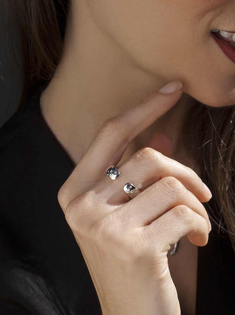Anillos de plata diseño abierto con detalle circonitas