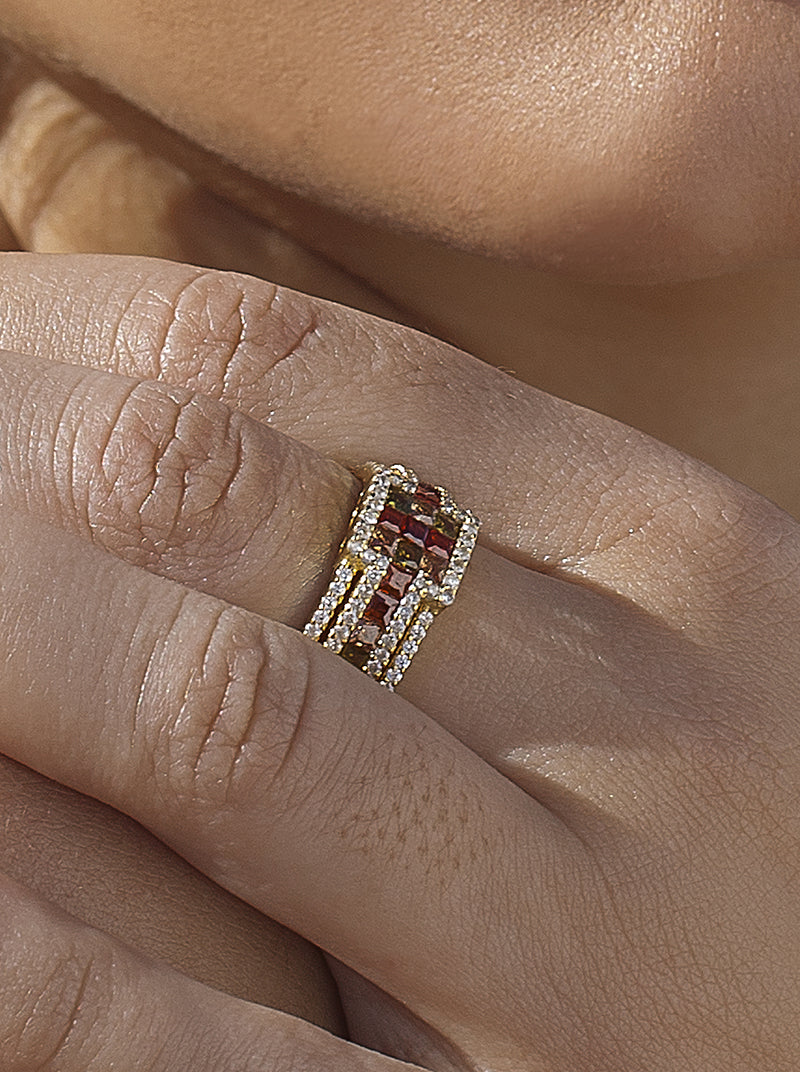 Bague avec des pierres dans les tons chauds d'orange