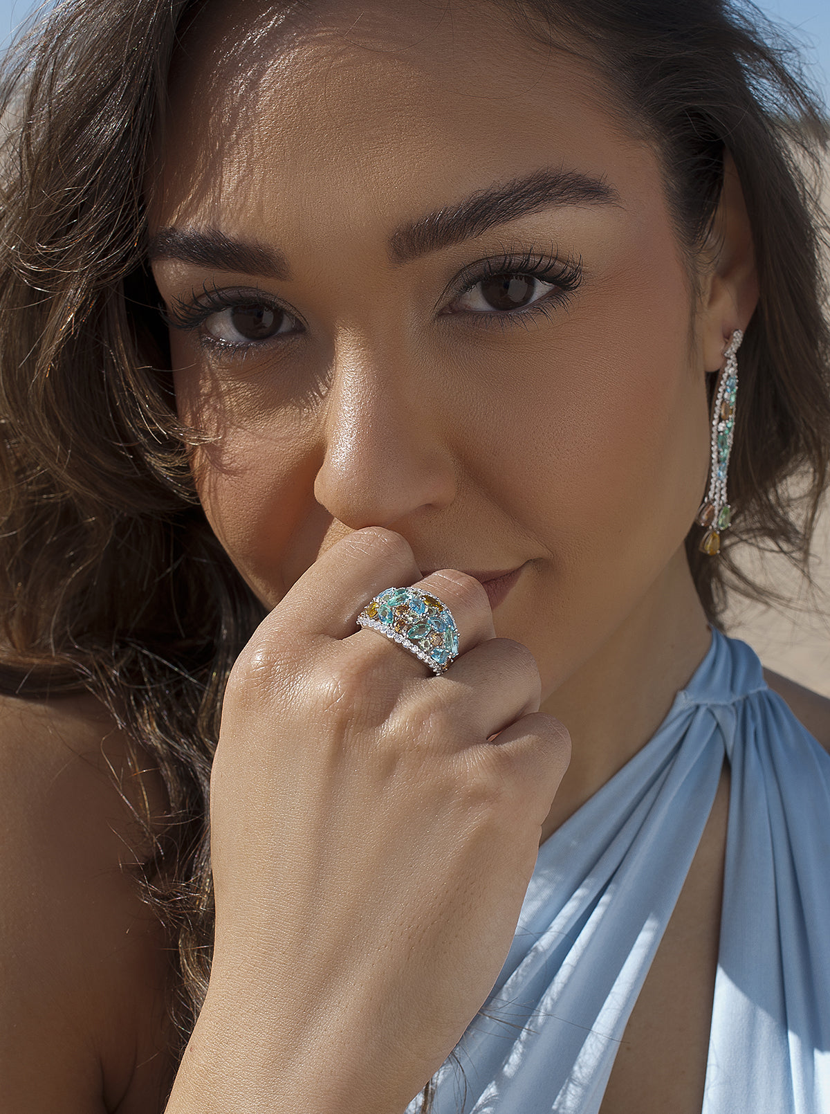 Anillo con piedras barroco en tonos fríos