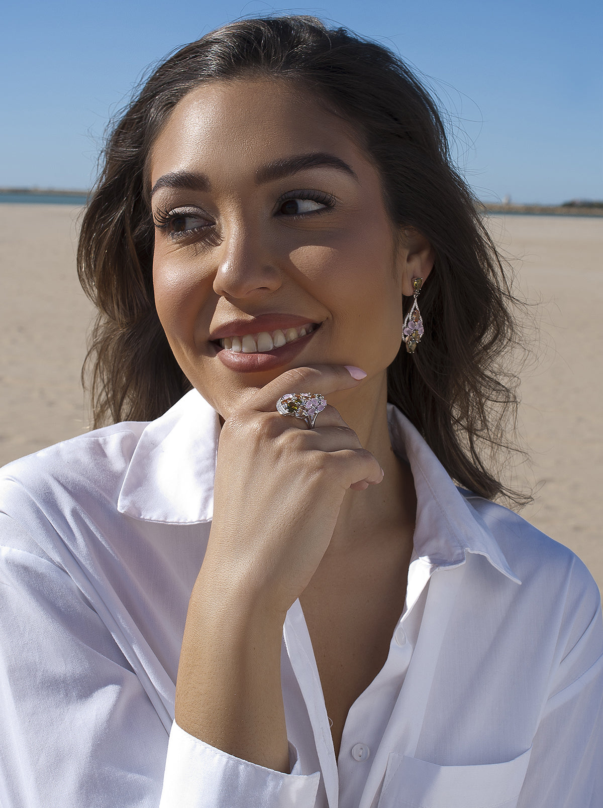 Anillo con piedras diseño barroco con tonos romanticos