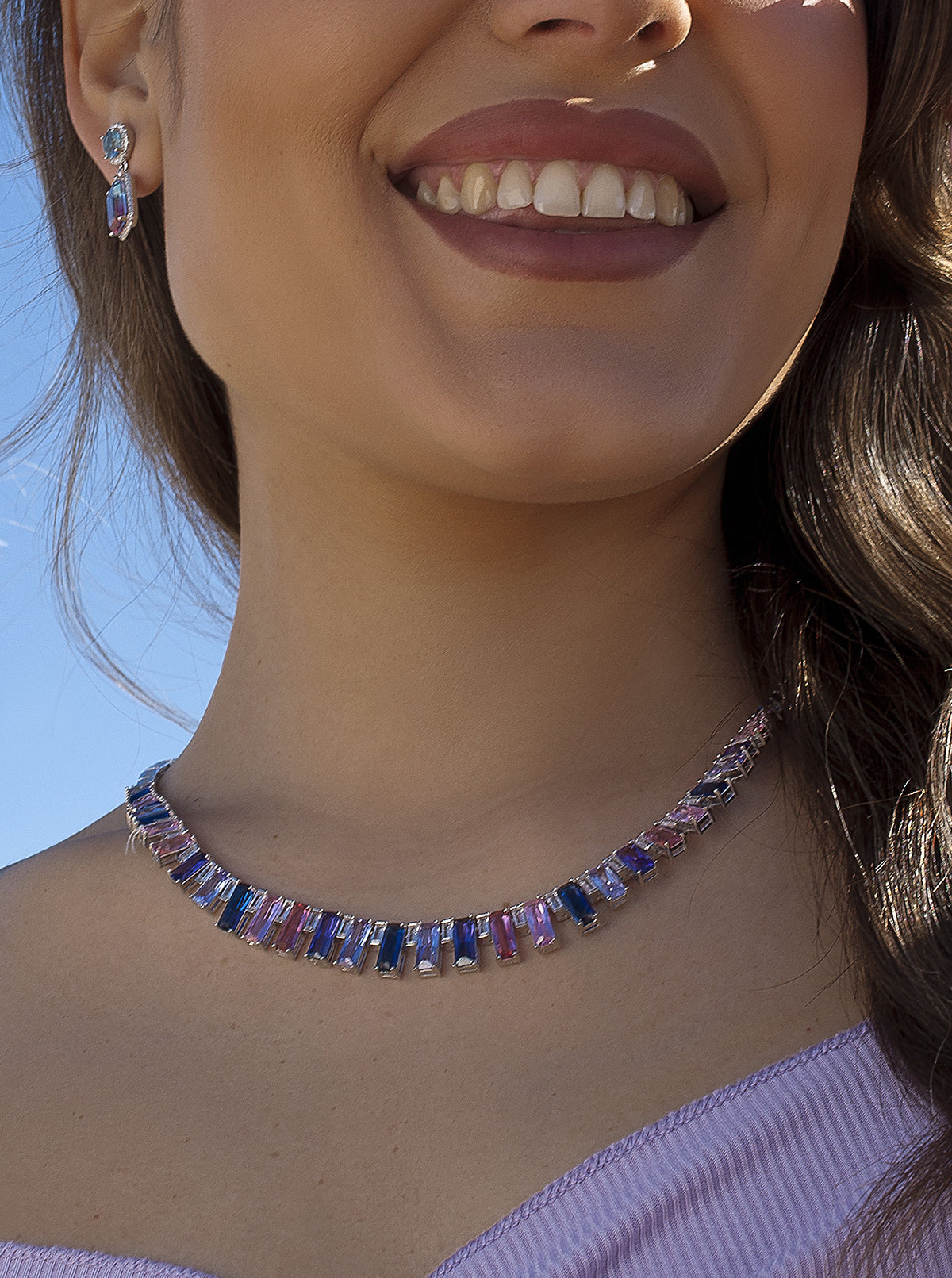 Collier orné de pierres multicolores taille émeraude.