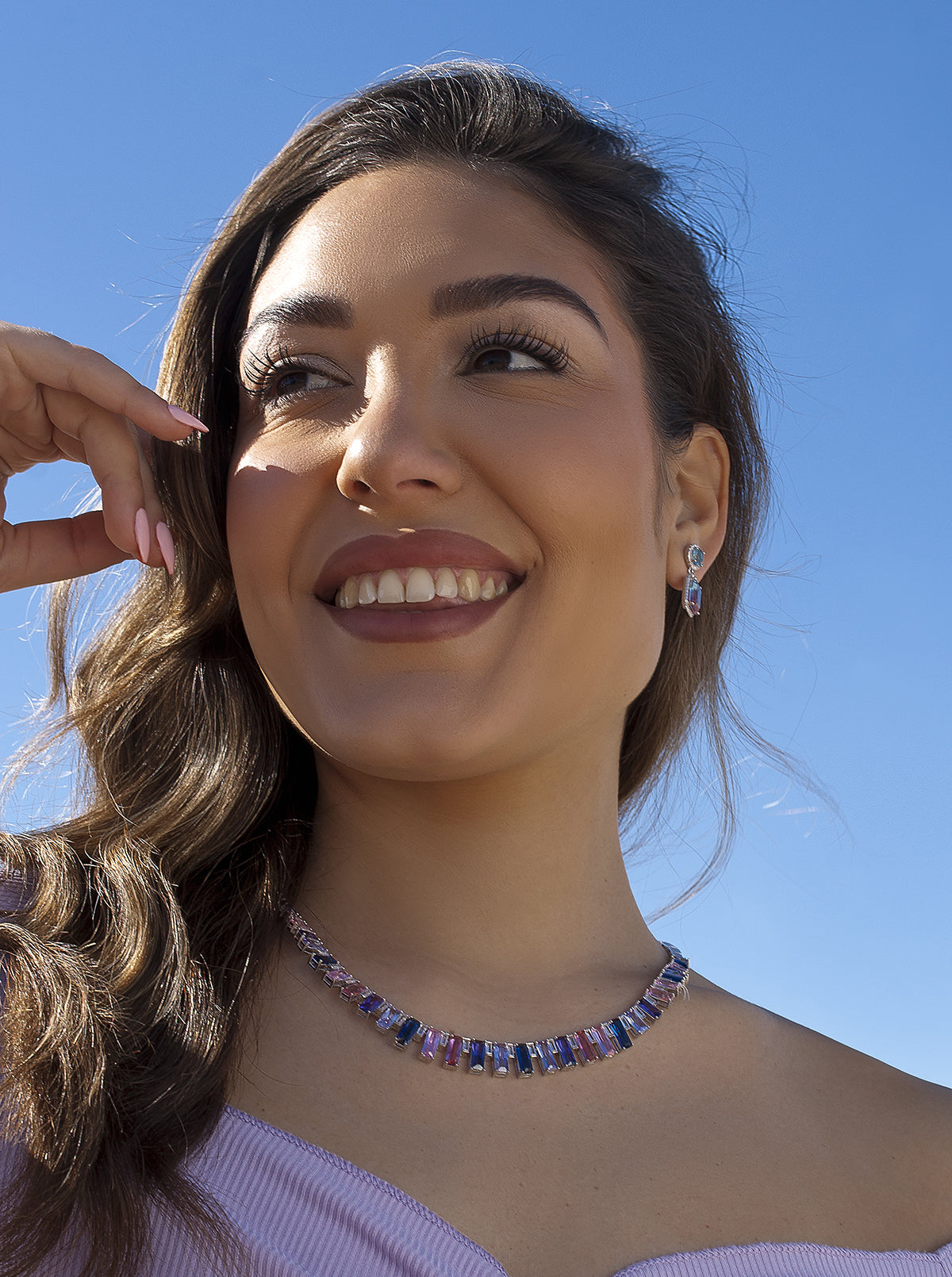 Collier orné de pierres multicolores taille émeraude.