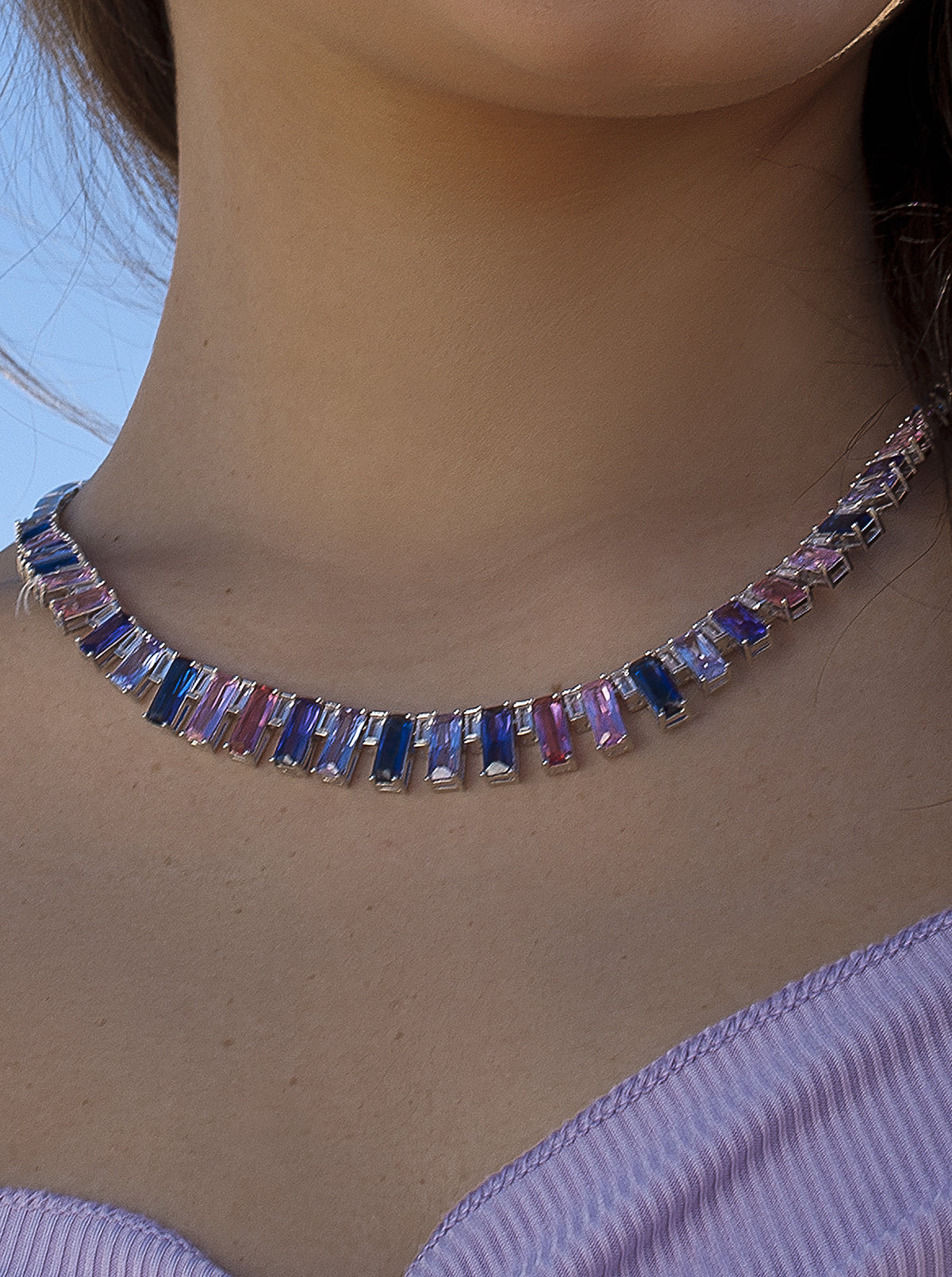 Collier orné de pierres multicolores taille émeraude.