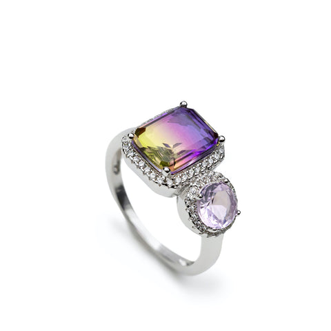 Anillos con piedras en tonos lavanda y amarillo