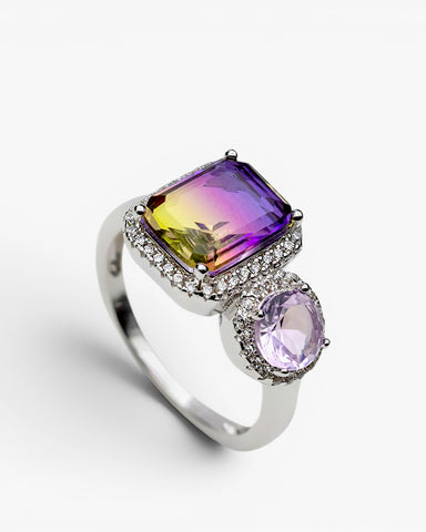 Anillos con piedras en tonos lavanda y amarillo