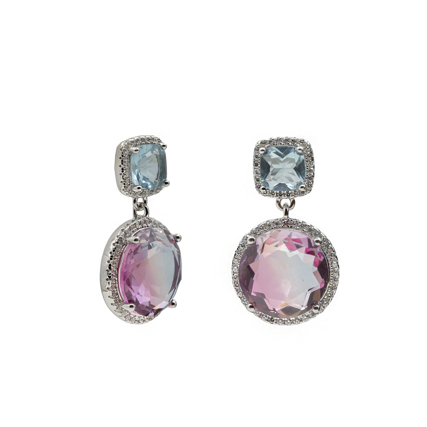 Boucles d'oreilles ornées de pierres colorées dans les tons de bleu et de fuchsia