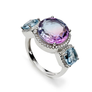 Anillos con piedras de colores en tonos azul y fucsia