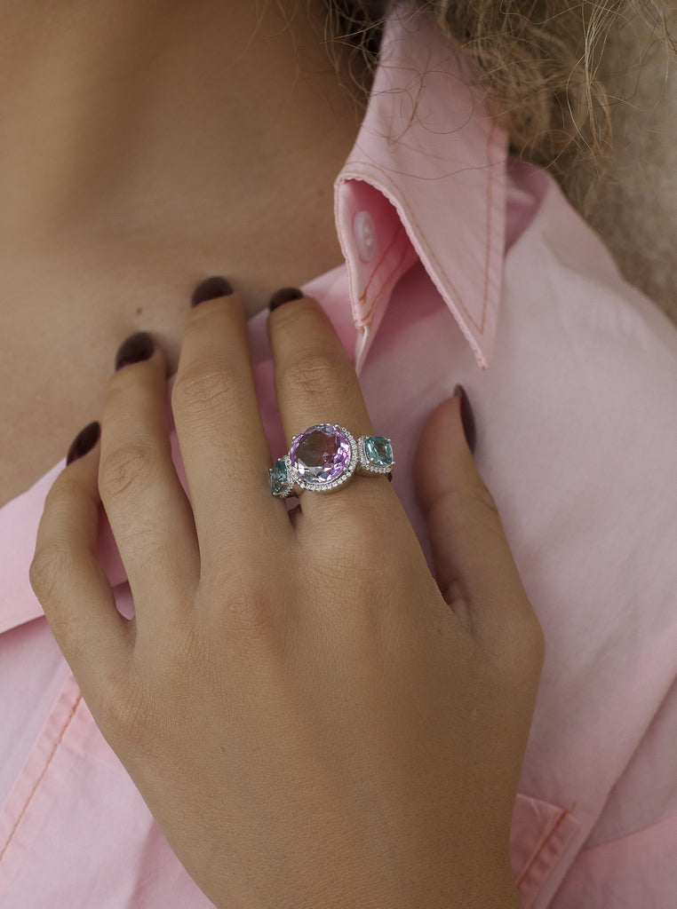 Anillos con piedras de colores en tonos azul y fucsia