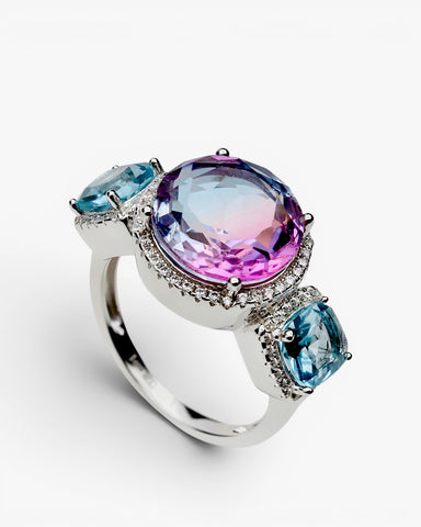 Anillos con piedras de colores en tonos azul y fucsia