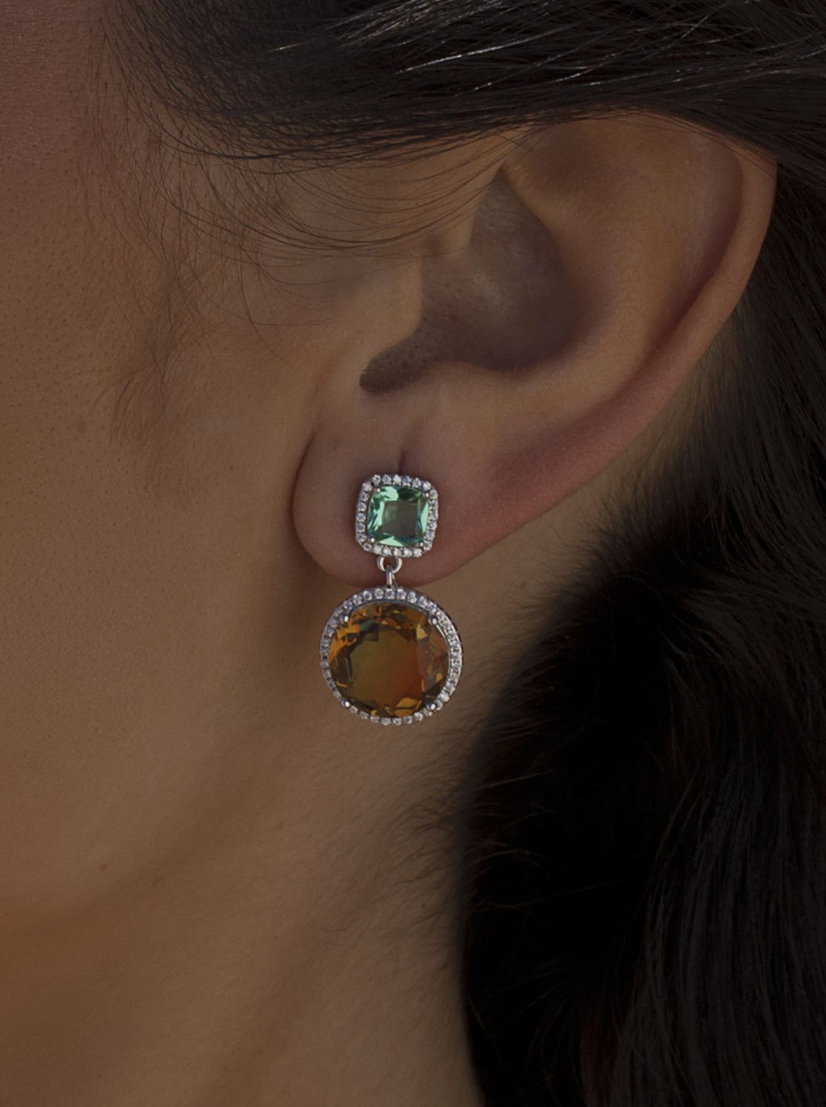 Boucles d'oreilles ornées de pierres colorées dans les tons de vert et d'orange