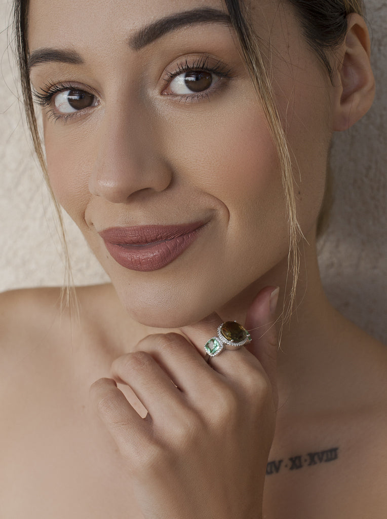 Anillos con piedras en tonos verde y naranja