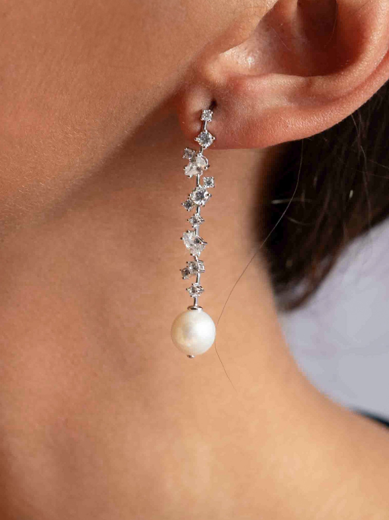 Longues boucles d'oreilles de mariage avec zircons et perles