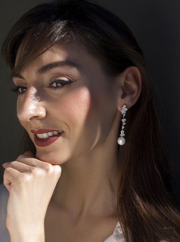 Pendientes novia largos con circonitas y acabada con una perla en motivos florales