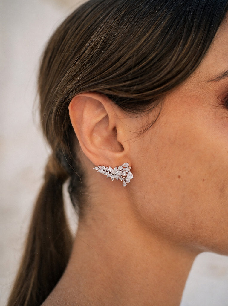 Pendiente trepadora con diseño floral y circonitas