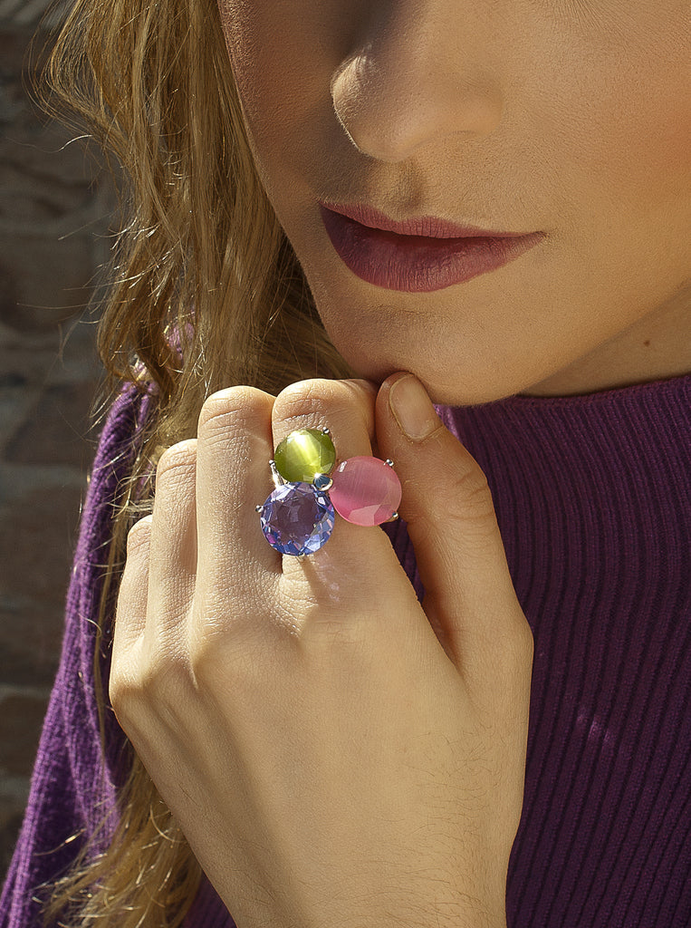 Anillo de plata con tres piedras multicolor