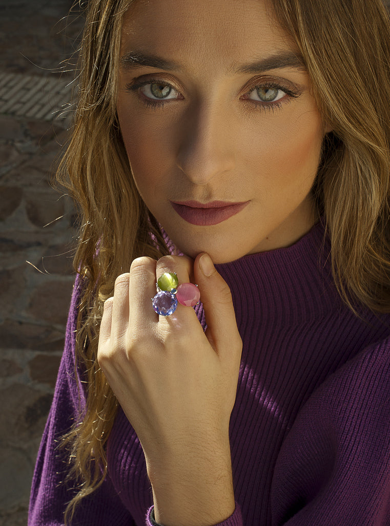 Anillo de plata con tres piedras multicolor