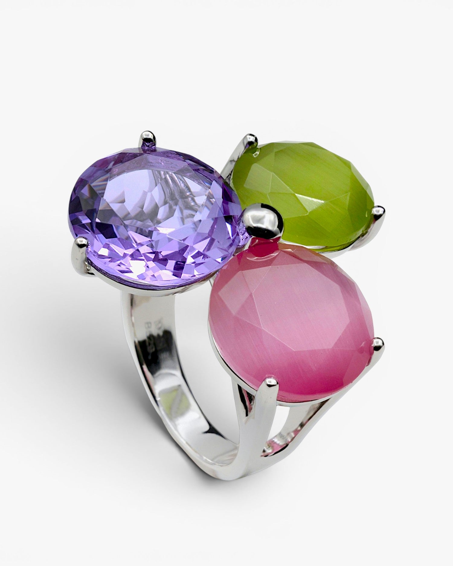 Anillo de plata con tres piedras multicolor