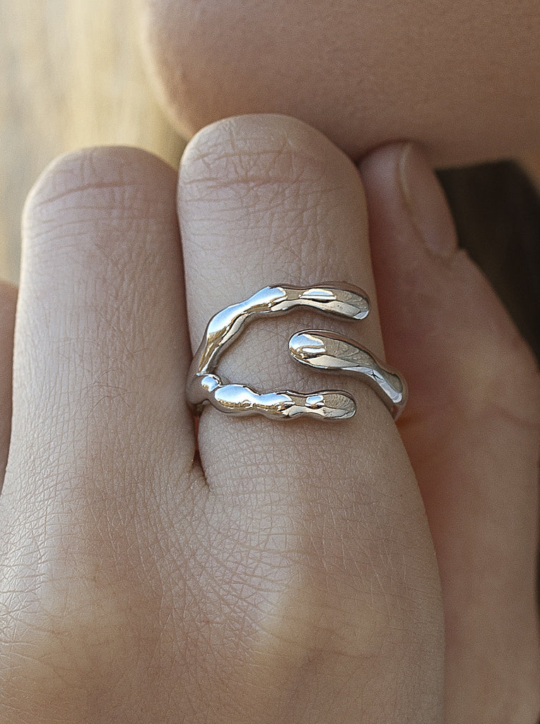 Anillos de diseño de estilo moderno y minimalista