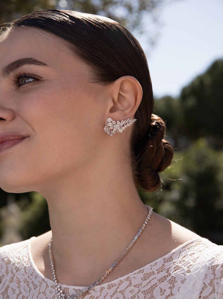 Pendiente trepadora estilo floral con circonitas