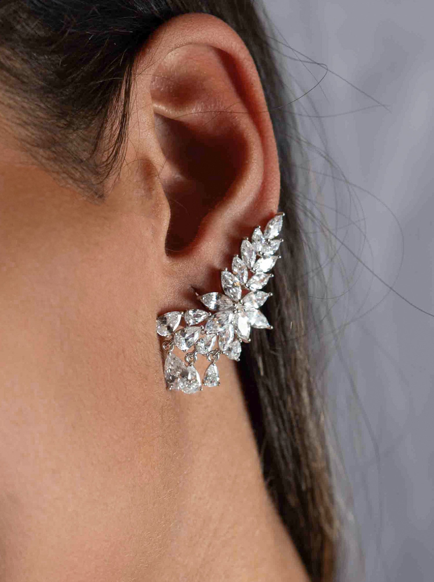 Pendiente trepadora estilo floral con circonitas