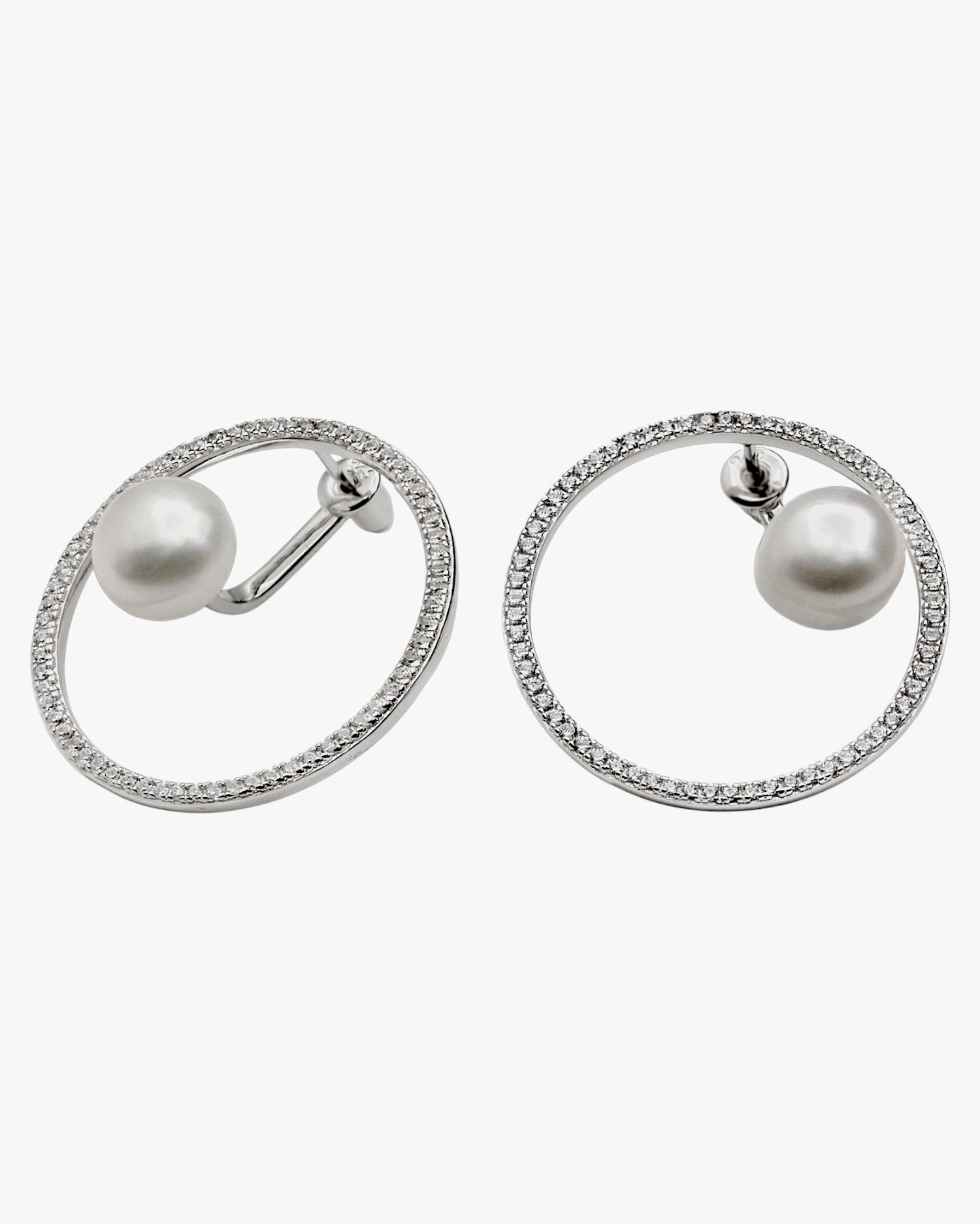 Pendientes perla central diseño circular con circonitas