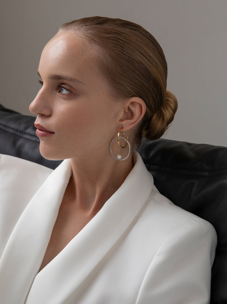 Boucles d'oreilles créoles doubles bicolores argentées avec perle