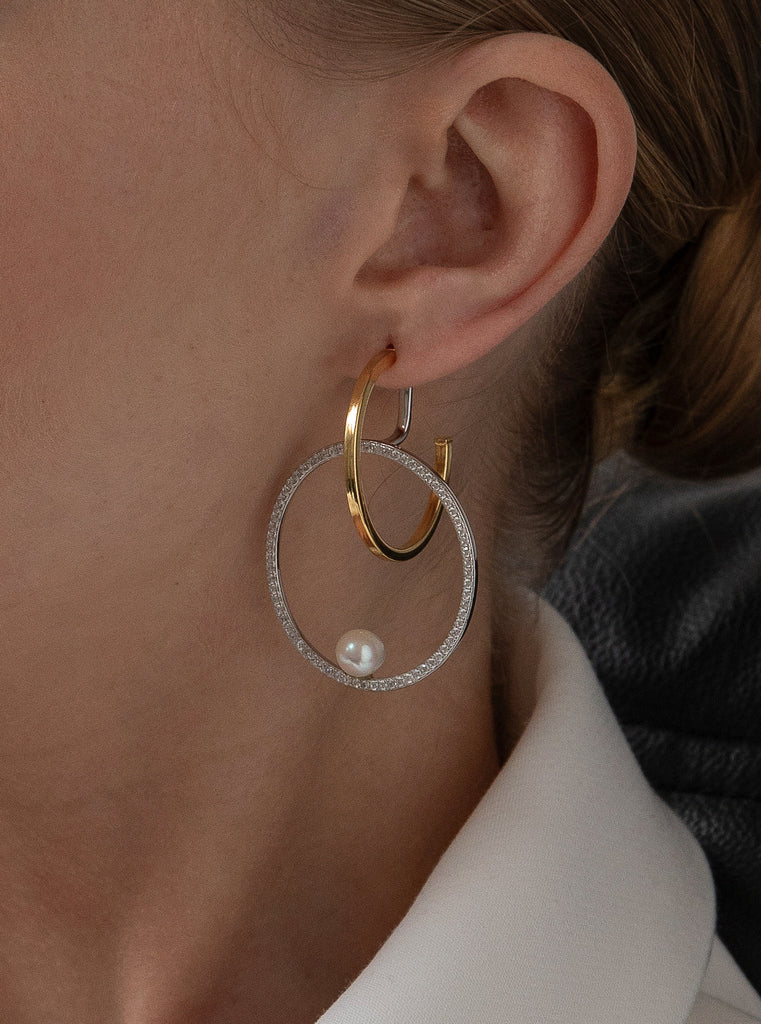 Boucles d'oreilles créoles doubles bicolores argentées avec perle