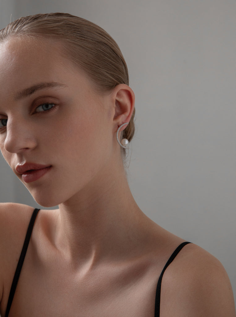 Pendientes perlas diseño semicircular con circonitas