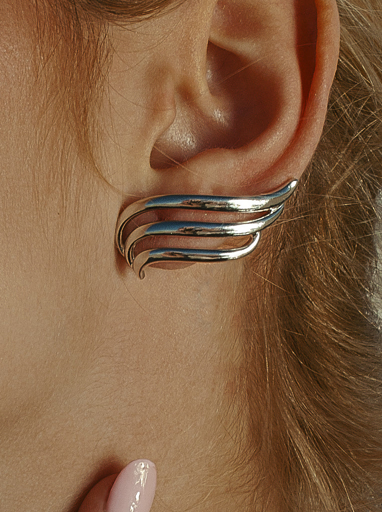 Pendientes originales en plata con un diseño fluido