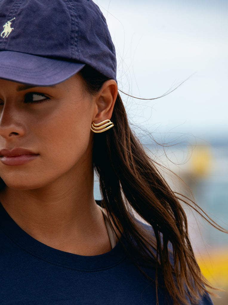Pendientes originales en plata bañada en oro con un diseño fluido