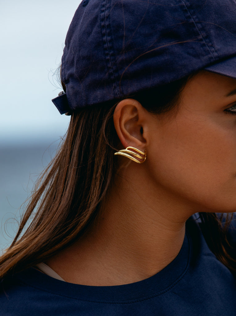 Pendientes originales en plata bañada en oro con un diseño fluido