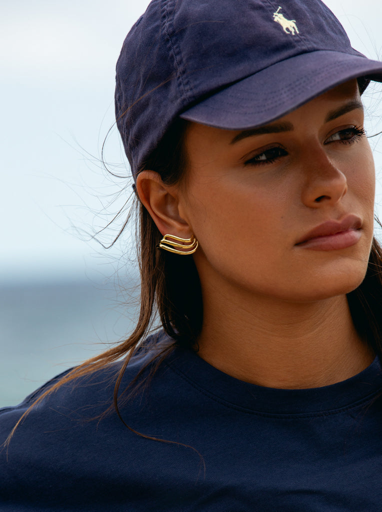 Pendientes originales en plata bañada en oro con un diseño fluido