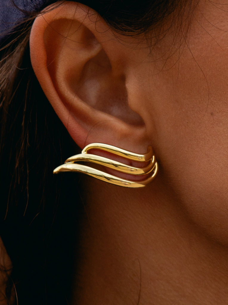 Pendientes originales en plata bañada en oro con un diseño fluido