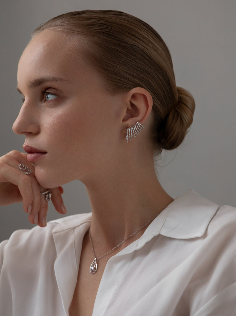 Boucles d'oreilles grimpantes argentées motif cascade