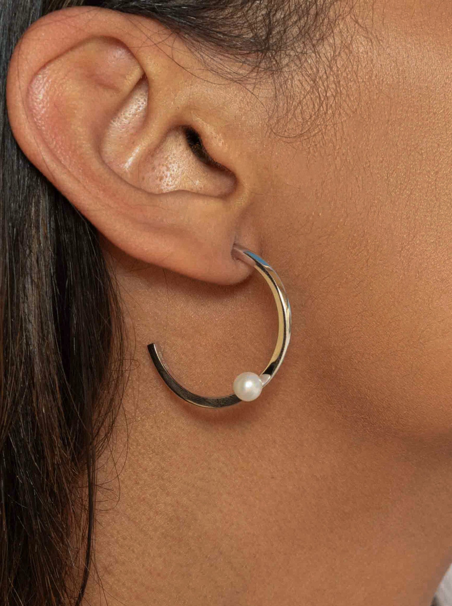 Minimalist design hoop earrings with pearl