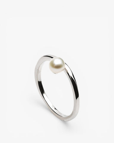 Bagues ornées de perles d'argent, design fin et minimaliste