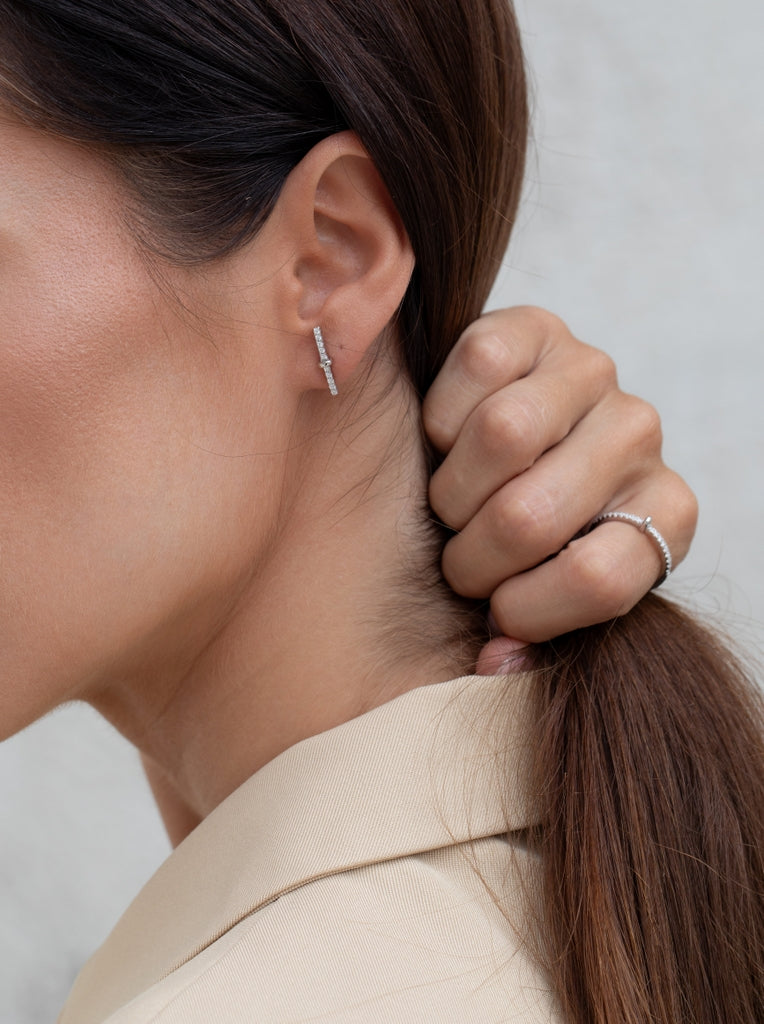 Bague fine ornée d'oxydes de zirconium linéaires