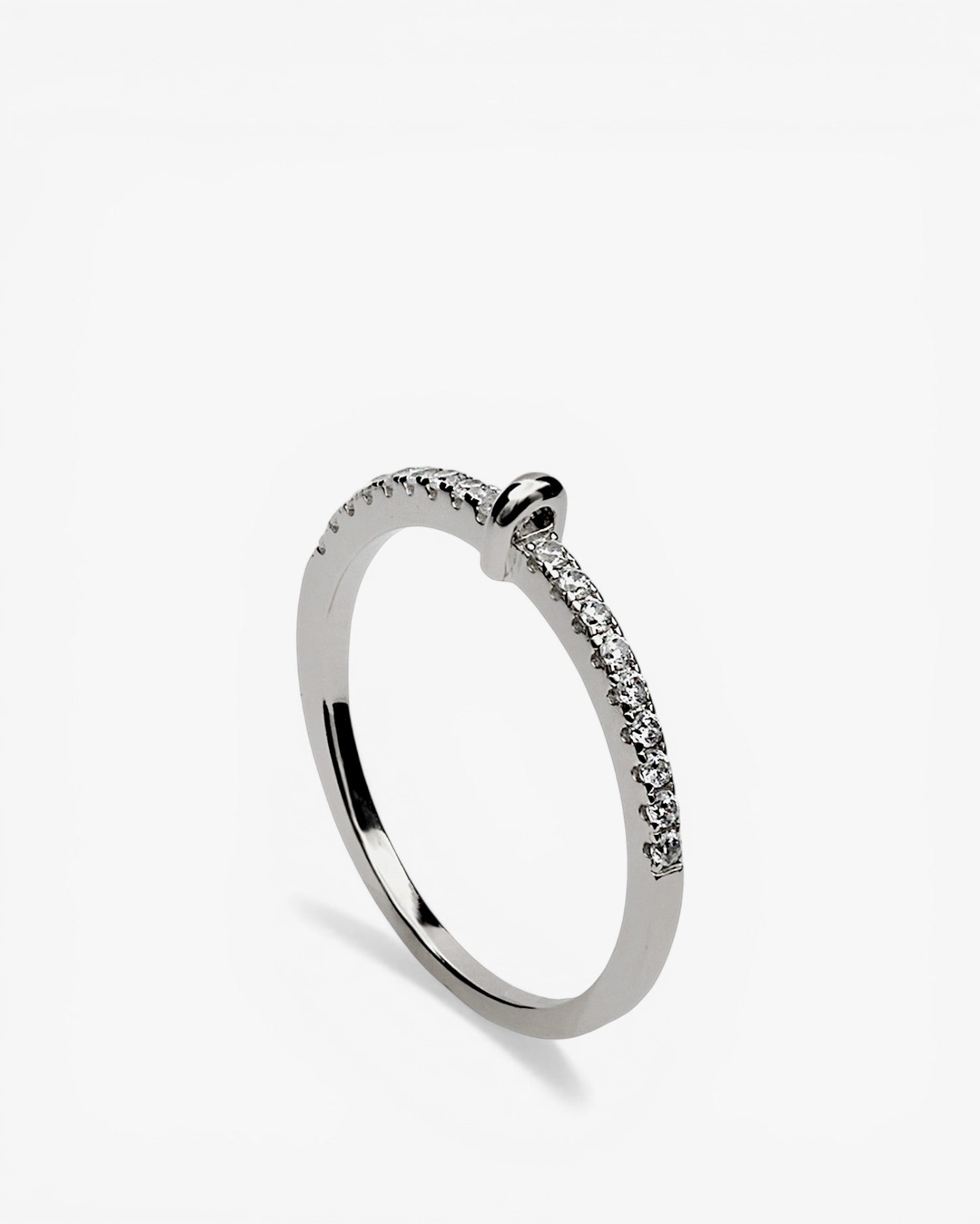 Bague fine ornée d'oxydes de zirconium linéaires