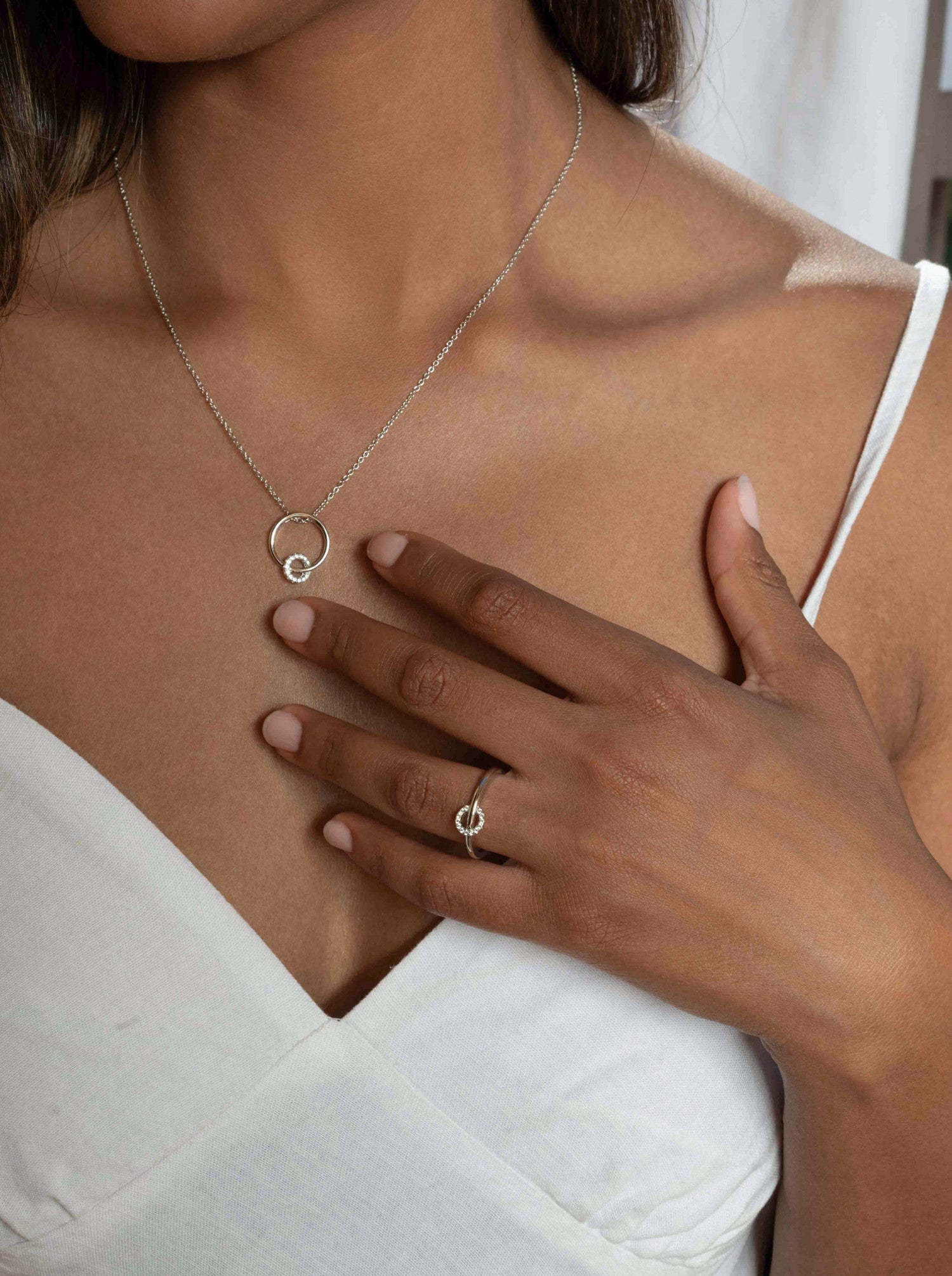 Collier orné de zirconiums cubiques, motif double circulaire
