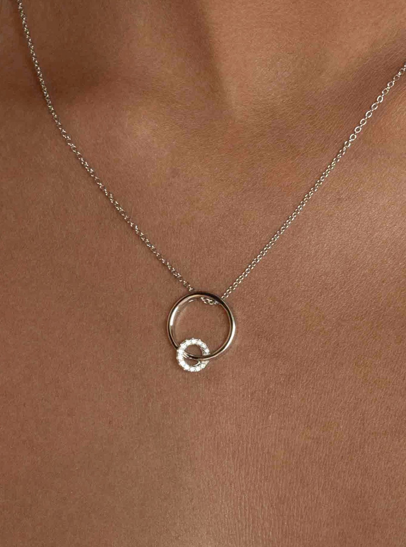 Collier orné de zirconiums cubiques, motif double circulaire