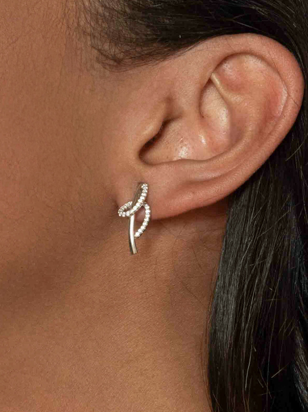 Petites boucles d'oreilles en argent au motif entrelacé